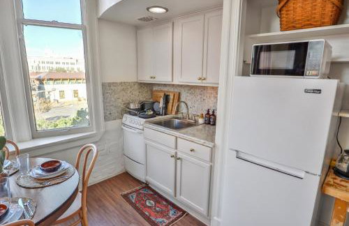 Historic Courthouse View- Chic Suite on Riverwalk - Foto 23