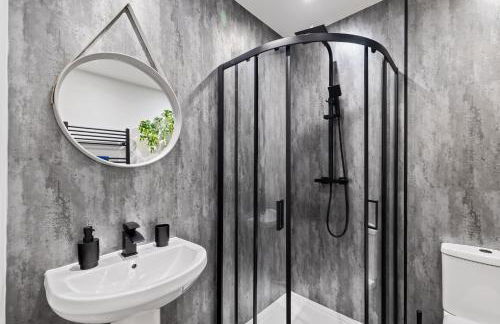 Prime Central Living 5-Bedroom 3-Bath Spacious House - Photo 33