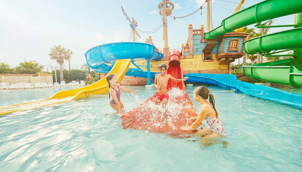 Biglietti per il Caribe Aquatic Park - Foto 3, Giocando nelle piscine del Caribe Aquatic Park