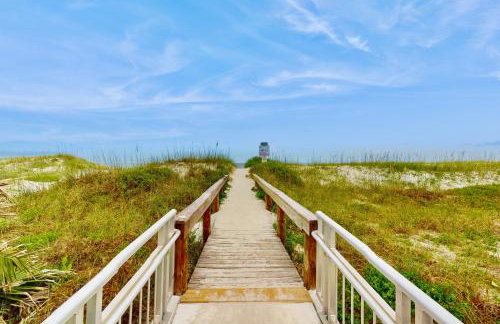 Modern oceanfront condo with outdoor pool, balcony, & washer/dryer - Foto 23