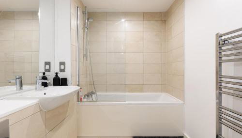 2BR Apartments in Canning Town Station with Balcony - Foto 4