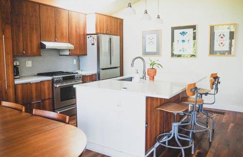 Fenced Yard, Walkable, Parking! - Photo 1