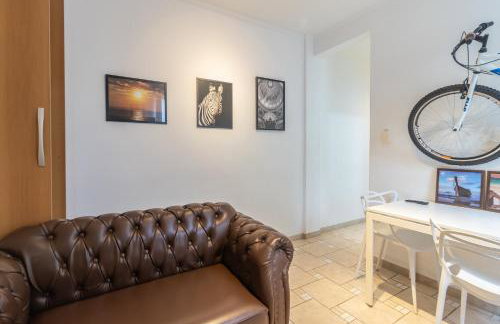 Comfortable Gonzaga Apartament - Em 1 minuto a pé tá na PRAIA Gonzaga em Santos e no Shopping Balneário, 2 ar-condicionados, portaria 24 horas, elevador, 1 vaga carro Gratís, wi-fi Grátis, enxoval Gratuito, PRAIA Santos Gonzaga, Bicicleta disponí - Foto 2