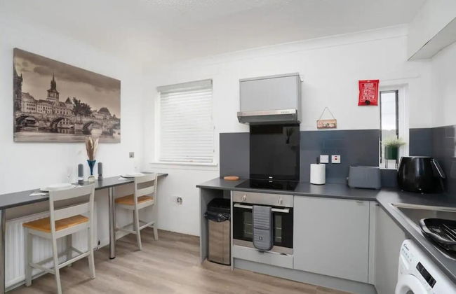 2-bed Flat, Wishaw, Free Parking, Family-friendly - Photo 11