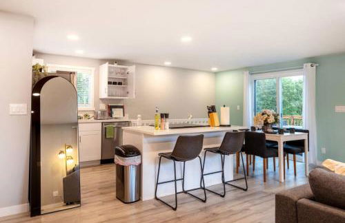 Chic 3BR 2BA Duplex w Serene View BBQ near airport - Foto 11