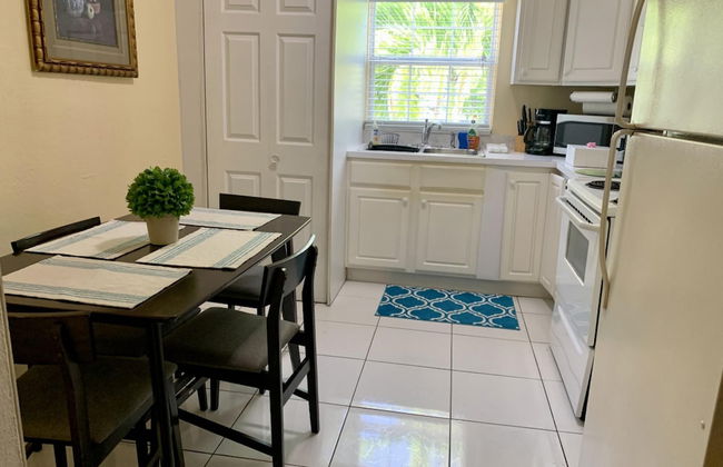 3 Suites Free Breakfast Steps to Beach - Photo 7