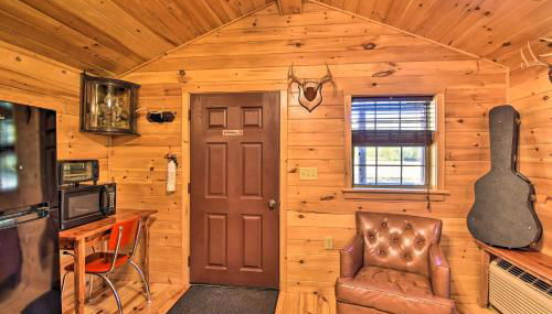 Rural Cabin Hideaway with Fire Pit and Mtn Views! - Foto 2