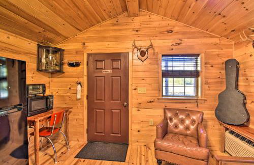 Rural Cabin Hideaway with Fire Pit and Mtn Views! - Foto 2