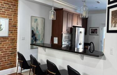 Classy Victorian Brownstone Subway Shopping - Photo 13