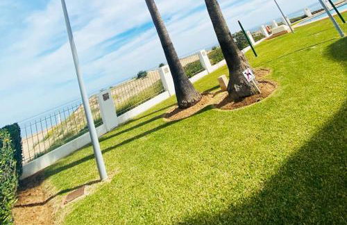 Apartamento en primera línea de playa con piscina y garaje gratuito - Foto 50