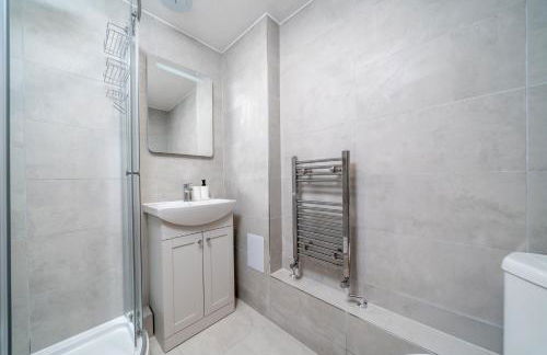 2 Bed Flat in Woking Central - Foto 25