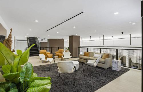 Upscale Downtown Condo Pool Gym & Skyline Views - Foto 69