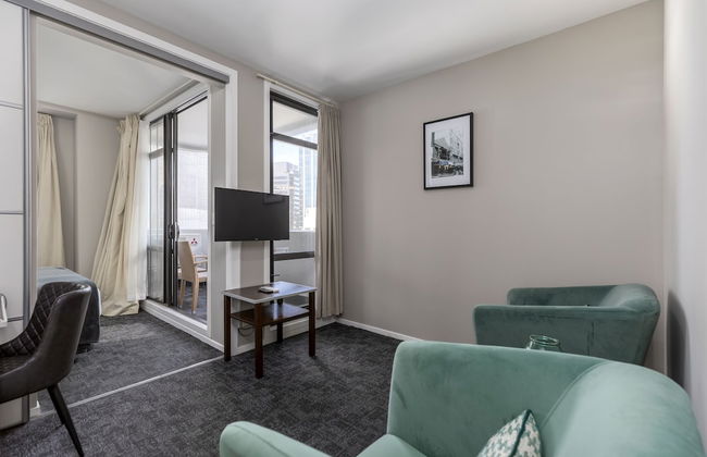 Quest on Queen - Photo 11