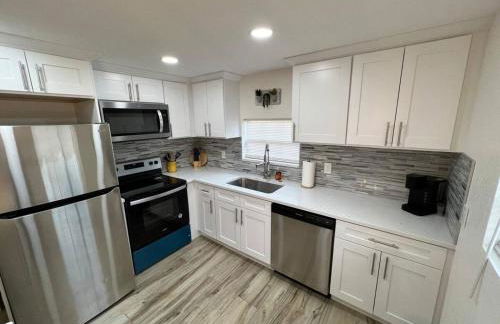 Stylish Chic King Bed Ybor DT - Foto 8