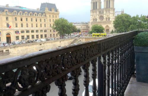 Two Bedroom Luxury Apartment - Balcony with View of Notre Dame - Foto 1