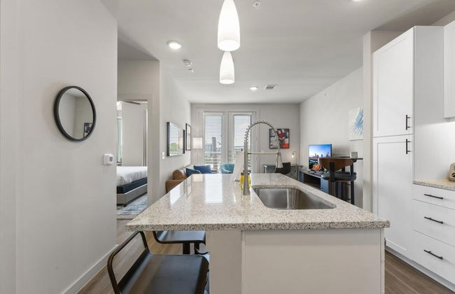 Prime Soco Bright 2BR King Suite w Pool Parking - Foto 8