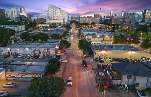 Luxury Oak Lawn Home | Game Room, Parking, Balcony - Foto 39