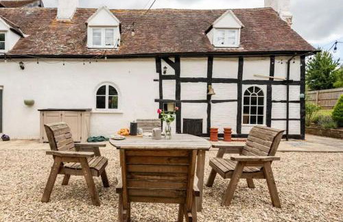 Stylish Tudor Cottage & Hot Tub - Photo 24