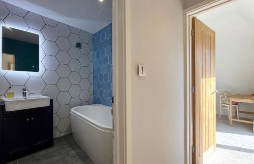 Historic Hampshire Cottage with Private Putting Green - Photo 10