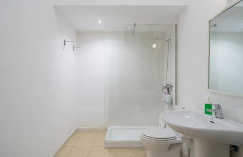 Celia House - Photo 13