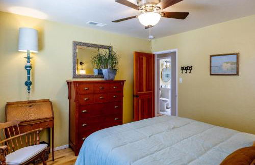 Seaside Garden Escape, A Stroll to the Beach! - Foto 56