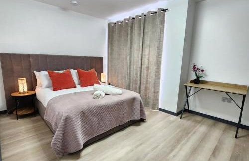 Elegant 2-Bed Apartment with AC, Sleeps 6, Free Parking, Netflix, WiFi, New build - Photo 12