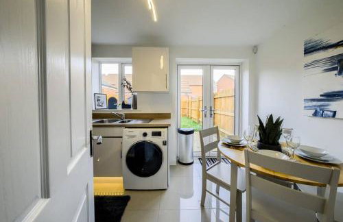 3 BedRoom house, Sleeps 6 with Full Kitchen, Garden and Free Parking - FREE Wi-Fi near Milton Keynes Bowl - Foto 17