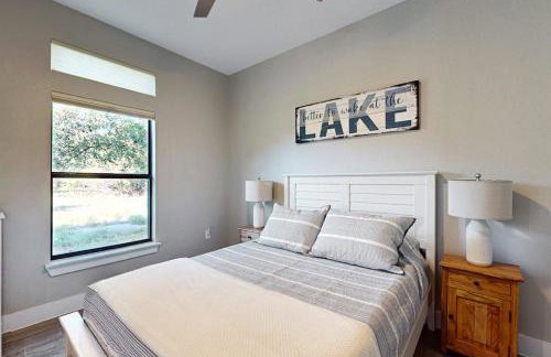 Stunning Lake House with Spacious Bedrooms - Minutes to Local Attractions - Photo 15