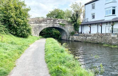 A modern, dog-friendly 3 bedrm canal side property - Photo 18
