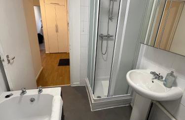 St Denys 2 bedroom flat, Convenient location next to station, Great for contractors - Foto 9