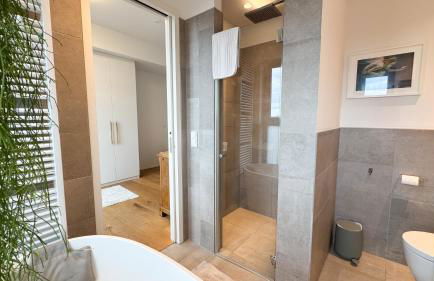 Stylish Riverfront Penthouse with Skyline View - Foto 17