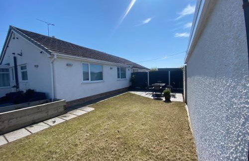 Prestatyn 2-bed Bungalow, Sleeps 5 With Hot Tub - Foto 39