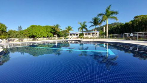 Apto 2 quartos completo em Condomínio Clube a 350 metros da praia do Campeche - Foto 2