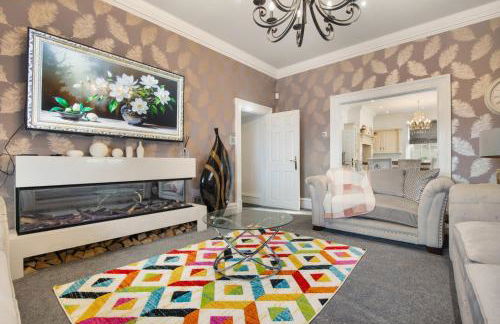 6BR House with Butler, Sauna & Hot Tub in Glasgow - Photo 12