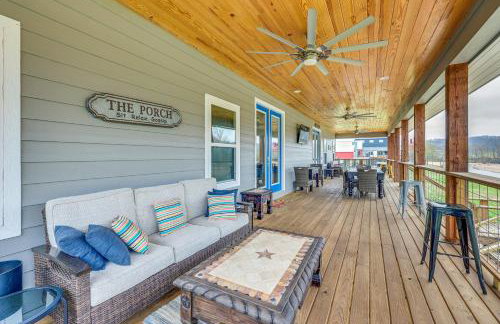 Riverfront Caddo Shack Home with Views and Fire Pit - Foto 1
