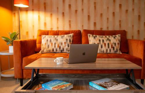 Central 3-Bedroom House Sleeps 5 with Parking - Foto 3