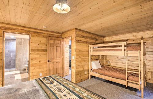 Splendid Family Cabin with Hot Tub and Grill! - Foto 25