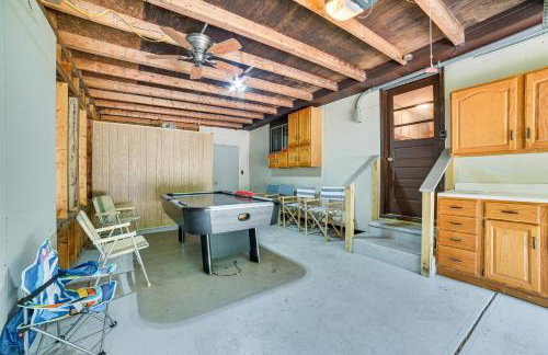 Prudenville Family Home with Game Room and Fire Pit! - Foto 15