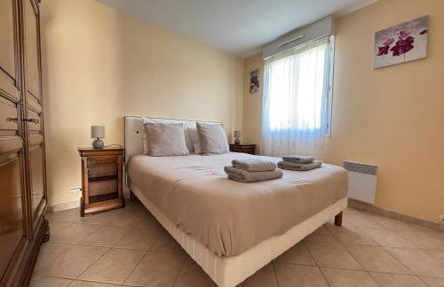 Saint Ho Mer Maison lumineuse vue mer 8 pers 4 chambres 2 sdb 2 WC étage rénové en 2025 belle terrasse grand jardin clos parking 8 mn à pied petite plage grand jardin près de Port en Bessin, Bayeux et plage Omaha beach - Foto 17