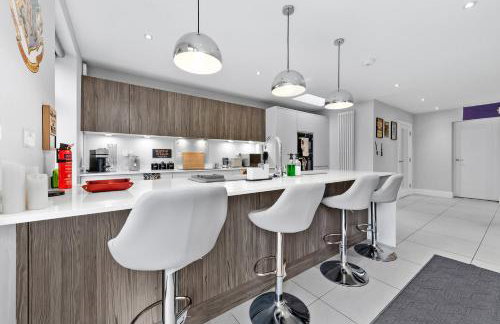 The Lumos House - 4 Bed Home w Parking near Harry Potter Studios - Foto 31