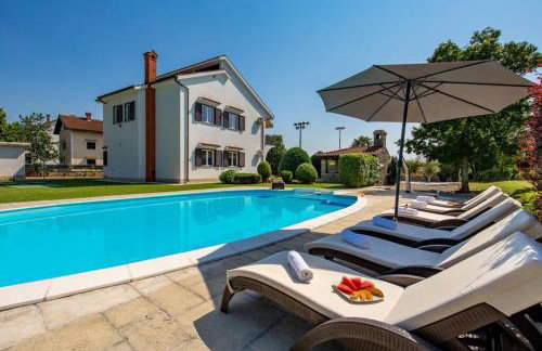 Holiday house with swimming pool - Photo 1