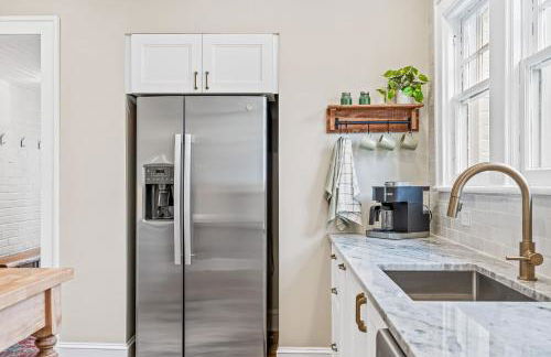 Luxurious Retreat in Historic Downtown Burlington Downstairs Only - Foto 8