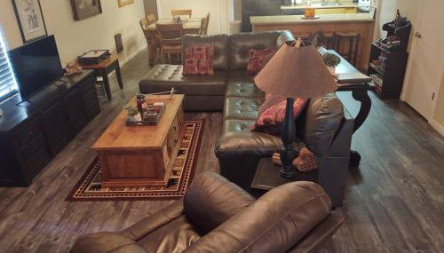 2BR Gated Escape With A Pool And Walk to Dining and Trails - Foto 5