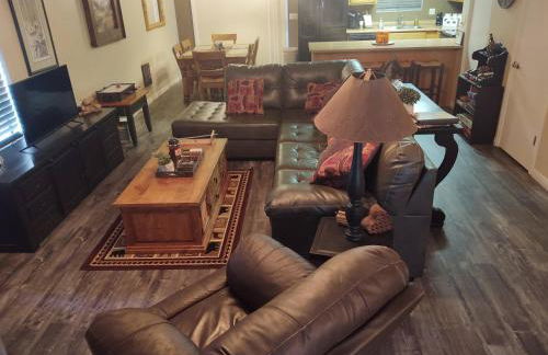 2BR Gated Escape With A Pool And Walk to Dining and Trails - Foto 5