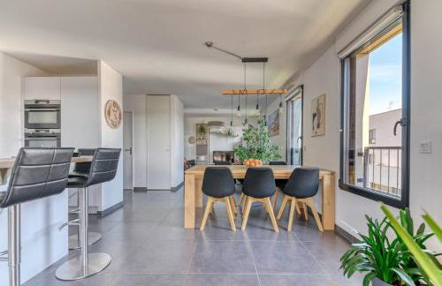 GuestReady - Chic Stay with Jacuzzi and Parking - Photo 19