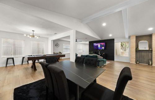 Spacious 6 Bed House near Airport, Pet-Friendly, Close to AFB - Photo 10