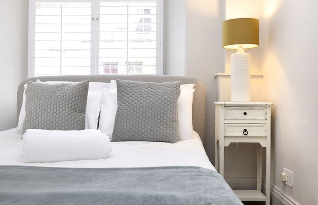 JOIVY Iconic Cockburn Street 4 Bedroom Apartment: Heart of Old Town - Foto 55