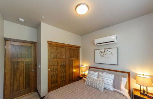 Gorgeous Triplex Unit With Spectacular Lake Views! - Foto 12