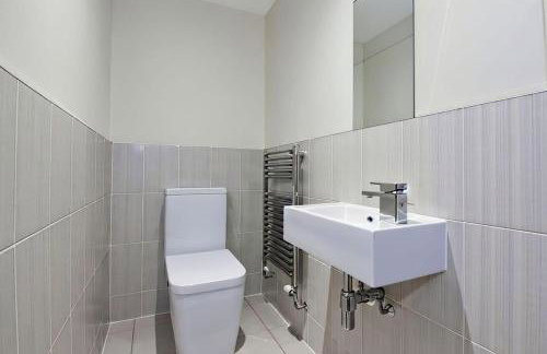 Amanah Properties - Elegant Home in Shepherds Bush, steps from Westfield, Sleeps 8 - Foto 7