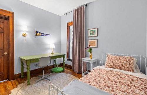 Historic & Spacious 3 Bedroom Family Gem on Peaceful Street - Foto 21